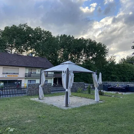 Zur Alten Dorfschule Apartmán *